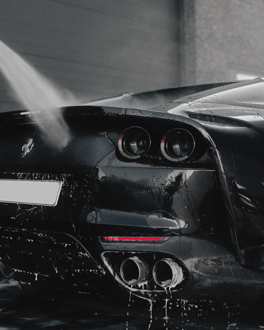 Auto pokryte pianą, spłukiwane myjką ciśnieniową